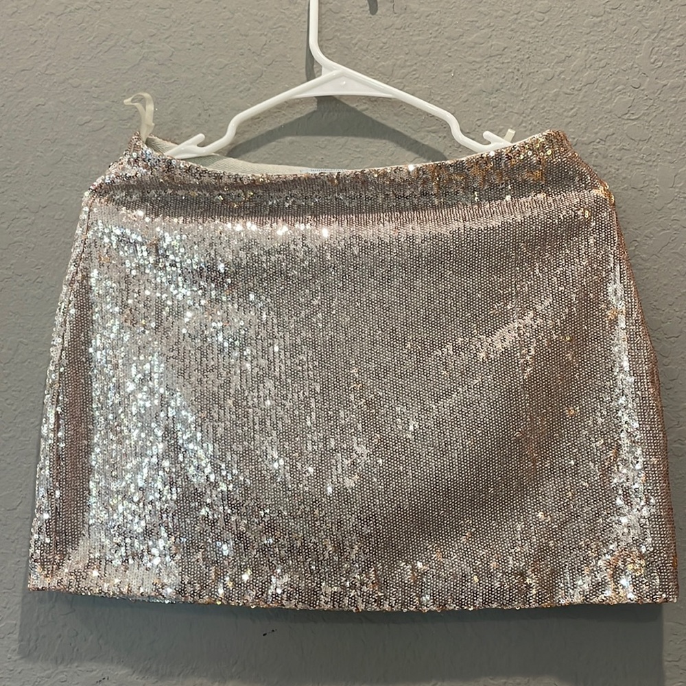 ✨ DO + BE sequin mini skirt